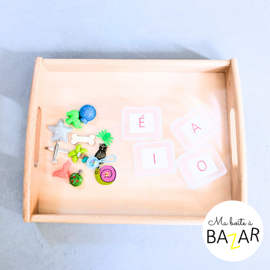 Apprendre à lire avec des petits objets Montessori : une méthode ludique et efficace